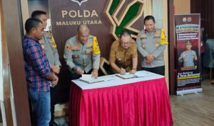 Penandatanganan dan penyerahan dokumen hibah tanah Pemkab Halbar kepada Polda Malut. Diserahkan oleh Bupati James Uang kepada Kapolda Malut Irjen Pol Midi Siswoko S.I.K. (Istimewa)