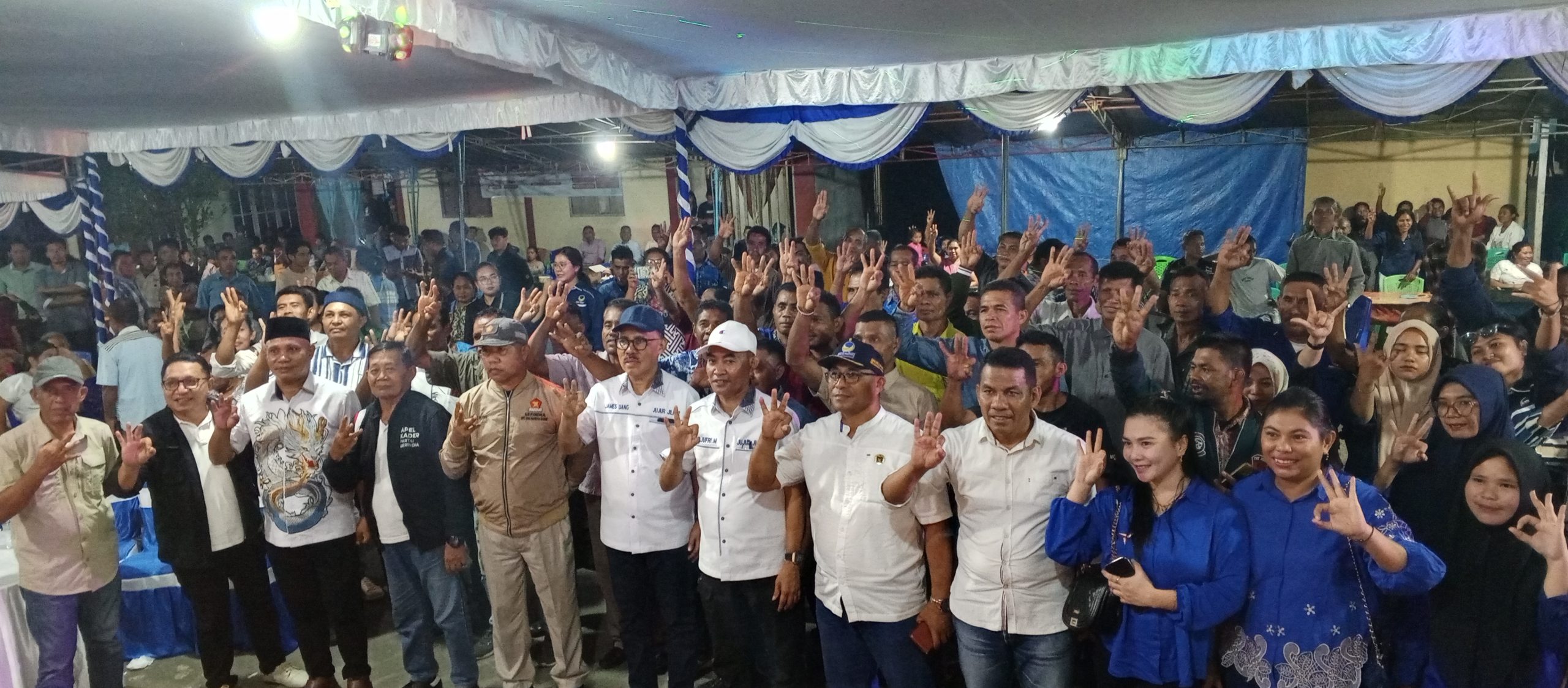Paslon Jujur Foto Bersama Dengan Masyarakat Yang Tergabung Dalam Pendukung dan Simpatisan Jujur Jilid Dua Di Desa Tuguis Kecamatan Tabaru 