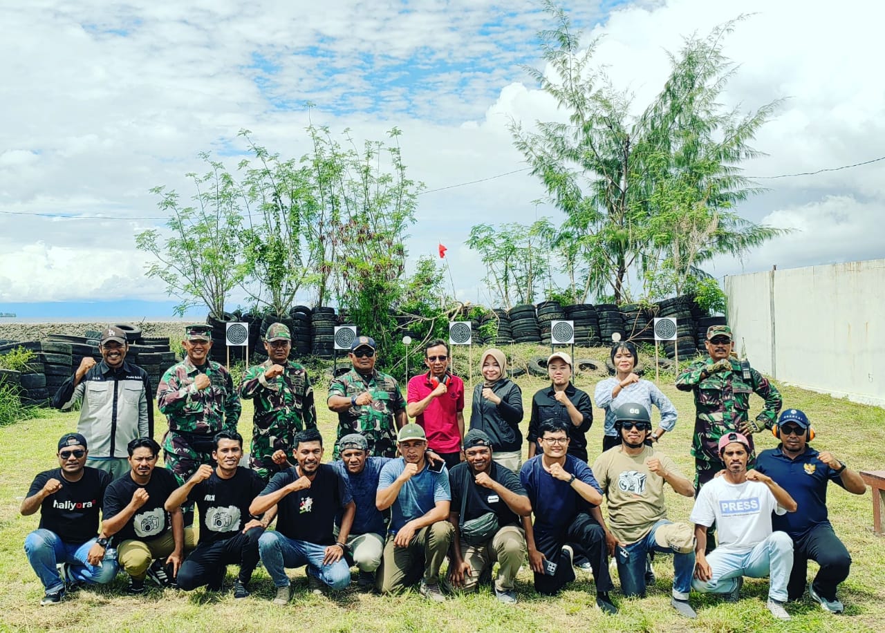 Foto besama Danlanal Morotai, Letkol Laut (P) Arif Priwadi Wibowo bersama insan pers usai gelar latihan menembak. (Istimewa)