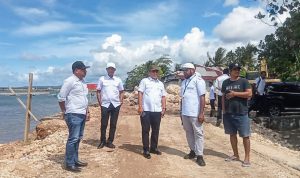Bupati Morotai Rusli Sibua saat Sidak proyek Talud di Desa Yayasan.