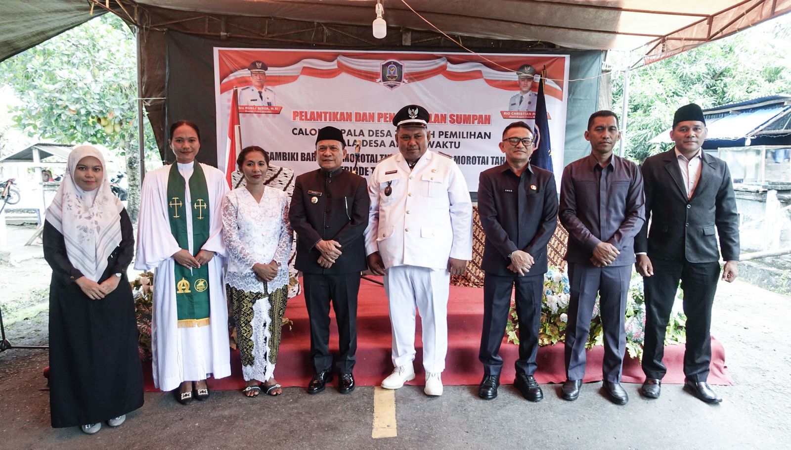Bupati Rusli Sibua bersama Kades Sambiki Baru Yos Marianto Padoma usai pelantikan. (Foto: Istimewa)