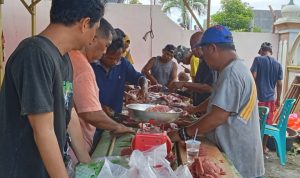 Proses pmbagian daging hewan kurban di Masjid Agung Subulussalam.