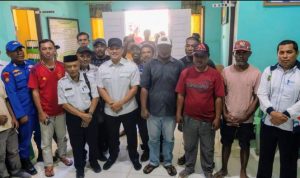 Wabup Rio Christian Pawane bersana warga nelayan di Desa Sangowo. (Foto: Istimewa)
