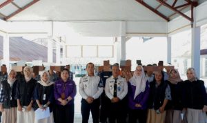 Foto bersama Mahasiswa KKN Tematik FKIK Unkhair dengan Kepala Pembinaan dan Pendidikan (Ka. PPD) LPKA Kelas II Ternate, Muhlis Marsaoly. (Dokumentasi KKN Unkhair)