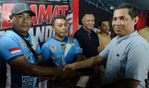 Asisten II, Ahdad Hi. Hasan mewakili Bupati Morotai menyerahan hadia pemenang pertandingan domino 20026