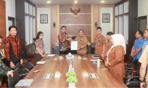 Foto bersama Sekda Kota Ternate dengan Tim BPK Perwakilan Maluku Utara yang secara resmi memulai pemeriksaan kinerja pendahuluan atas efektivitas Pemerintah Kota Ternate dan pengelolaan BUMD Air Minum Perumda Ake Gaale.(Foto: Humas Pemkot Ternate)