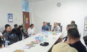 Bupati Rusli Sibua pimpin rapat di kantor Dinas Pariwisata Pulau Morotai. (Foto: Iki/maluttimes.com)