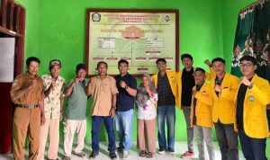 Mahasiswa Antropologi Unkhair magang di Desa Desa Pigaraja, Halmahera Selatan. (Foto: Istimewa)