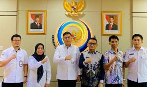 Sekda Morotai Muhammad Umar Ali bersama Kepala BPPSDMKP KKP RI, Dr. I Nyoman Radiarta, serta Kepala Pusat Penyuluhan Kelautan dan Perikanan Yayan Hikmayani. (Foto: Istimewa)
