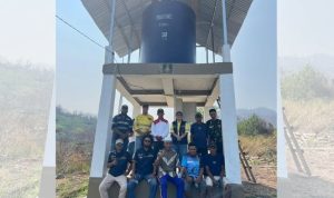 Foto bersama Tim NHM Peduli bersama warga Tabanoma di fasilitas air bersih yang telah rampung. (Foto: Departemen Komunikasi NHM)