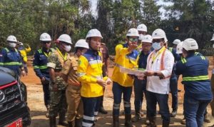 Bupati Haltim, Ubaid Yakub meninjau lokasi pembangunan Flyover Moronopo. (foto: Istimewa)