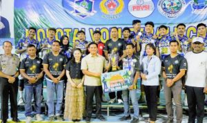 Wabup Morotai, Rio Christian Pawane menyerahkan hadiah kepada juara Morotai Volleyball Cup 2026 kategori Putra. (Foto: Istimewa)