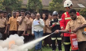 Tim ERT PT NHM berpartisipasi dalam program Rescuer Goes to School dengan memberikan edukasi penggunaan Alat Pemadam Api Ringan (APAR) kepada siswa SMAN 1 Mimika.(Foto: Departemen Komunikasi NHM)