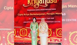 Ketua Dekranasda Kabupaten Pulau Morotai, Ny. Hikmah Sibua (kanan), bersama Wakil Ketua Dekranasda Ny. Merry Sandig Pawane (kiri)