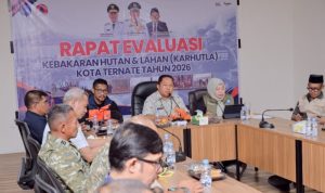 Rapat lanjutan penanganan tanggap darurat kebakaran yang dipimpin Sekretaris Daerah Kota Ternate, Rizal Marsaoly, selaku Ketua Tim Tanggap Darurat Karhutla.(Foto: Humas Pemkot Ternate)